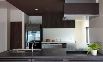 キッチン：建て主の個性に寄り添い、食材が映える。｜ルーバー天井の家：２戸→１戸に、広さを感じる一体空間に改装！マンションリノベーション