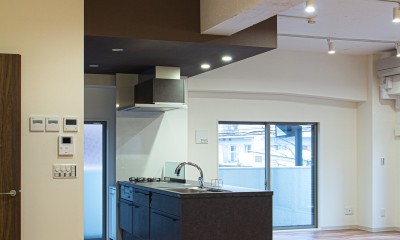 キッチン：素材感を持たせたルーバー｜ルーバー天井の家：２戸→１戸に、広さを感じる一体空間に改装！マンションリノベーション