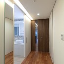 ルーバー天井の家：２戸→１戸に、広さを感じる一体空間に改装！マンションリノベーションの写真 玄関・廊下：スリット間接照明で奥行を