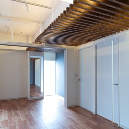 ルーバー天井の家：２戸→１戸に、広さを感じる一体空間に改装！マンションリノベーション (ルーバー：部屋の中にいながら外にいる様な感覚に)