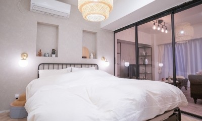 20代ご夫婦が手に入れた資産価値も満たす海外のホテルのような家 (寝室)