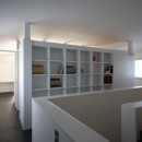Roly poly  House  〜キリムのある戸建てリノベーション〜の写真 2階　本の間　アールの天井光のバウンド