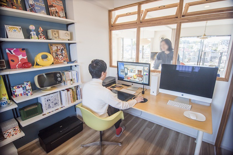 書斎事例：開放感のある仕事部屋（陽光を取り込むリノベーションでさらに居心地の良い空間を実現）