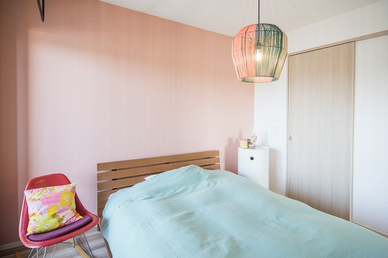 ベッドルーム事例：ふわっとやさしい空間が広がる寝室（陽光を取り込むリノベーションでさらに居心地の良い空間を実現）