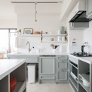 ペールカラーがかわいいオリジナルキッチンの家の写真 キッチン