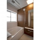ウォルナットの落ち着いた色に囲まれた戸建リノベーションの写真 浴室