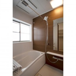 ウォルナットの落ち着いた色に囲まれた戸建リノベーション (浴室)