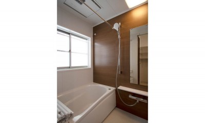 ウォルナットの落ち着いた色に囲まれた戸建リノベーション (浴室)
