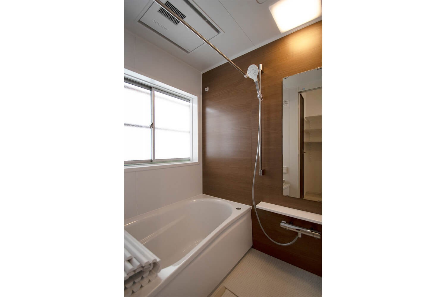バス/トイレ事例：浴室（ウォルナットの落ち着いた色に囲まれた戸建リノベーション）