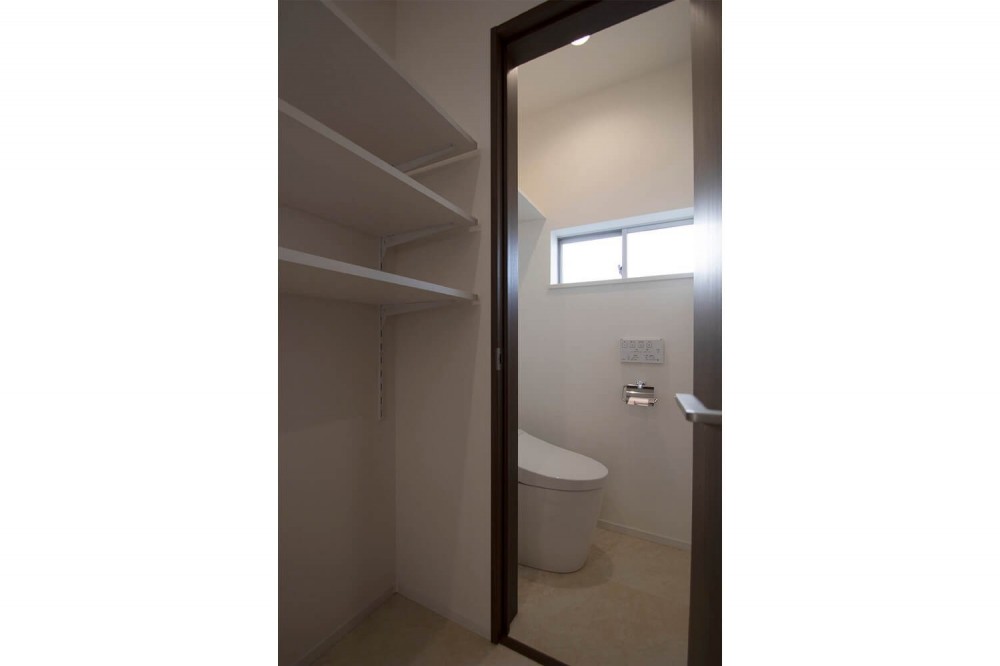 ウォルナットの落ち着いた色に囲まれた戸建リノベーション (トイレ)