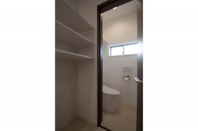 トイレ (ウォルナットの落ち着いた色に囲まれた戸建リノベーション)