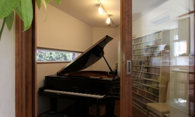 ピアノと暮らす家 (ピアノ室)
