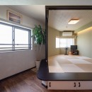 眺望に向けて視線の位置がデザインされた住まいの写真 茶室のように別空間を演出した和の寝室