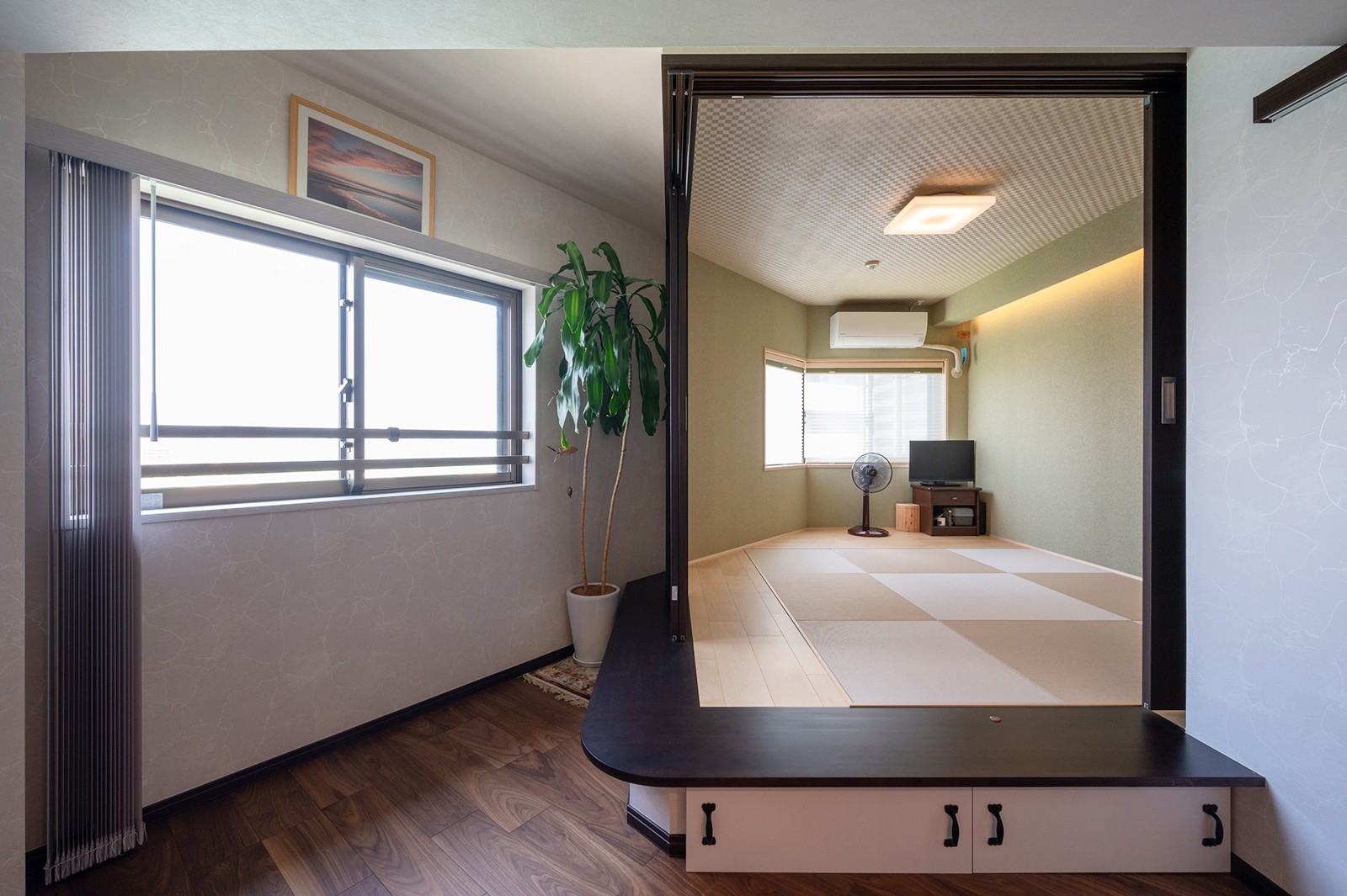 ベッドルーム事例：茶室のように別空間を演出した和の寝室（眺望に向けて視線の位置がデザインされた住まい）