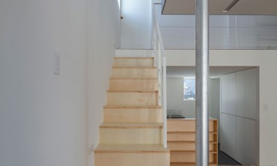 母屋とデッキでつながる24坪の豊かな住宅 (階段)