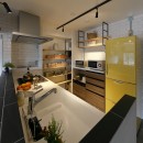 団地リノベでインダストリアルな空間への写真 可愛らしくナチュラル素材でまとめたキッチン