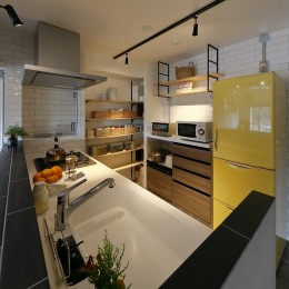 団地リノベでインダストリアルな空間へ-可愛らしくナチュラル素材でまとめたキッチン