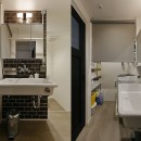 団地リノベでインダストリアルな空間への写真 機能的でシンプルな洗面室