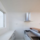 ハイサイド窓から降り注ぐ柔らかな北側採光に包まれた住宅の写真 キッチン