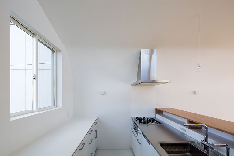 キッチン事例：キッチン（ハイサイド窓から降り注ぐ柔らかな北側採光に包まれた住宅）