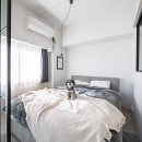 ホワイト×グレーの個性派キッチンのローコストリノベーションの写真 ベッドルーム