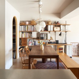 家族の本棚とワークスペース (カフェ作りで得たノウハウが随所に光る、自分の時間も家族の時間も楽しい住まい。)