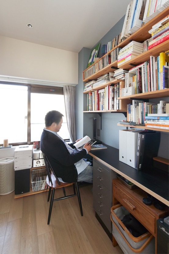 書斎事例：梁も生かした書斎の棚（カフェ作りで得たノウハウが随所に光る、自分の時間も家族の時間も楽しい住まい。）
