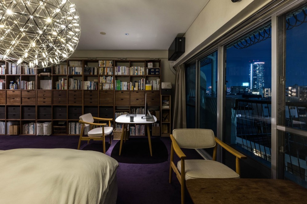 神戸の高台に建つマンションのリノベーション (寝室夜景)