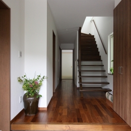 回廊バルコニーで緑と接する２世帯住宅 (玄関（親世帯）)