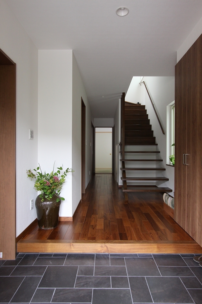 玄関事例：玄関（親世帯）（回廊バルコニーで緑と接する２世帯住宅）
