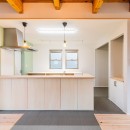 建売住宅の面影を消した住まい｜木造住宅リノベーションの写真 カラーで遊ぶキッチン