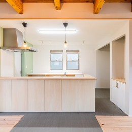 建売住宅の面影を消した住まい｜木造住宅リノベーション-カラーで遊ぶキッチン