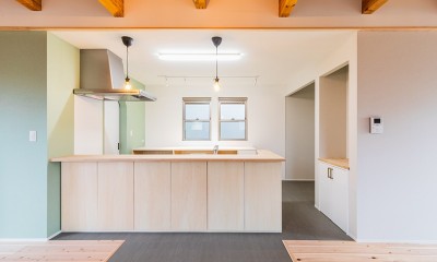 建売住宅の面影を消した住まい｜木造住宅リノベーション (カラーで遊ぶキッチン)