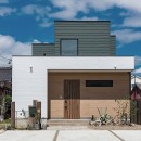 モスグリーンと木目のコントラスト住宅の写真 外観