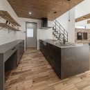モスグリーンと木目のコントラスト住宅の写真 キッチン