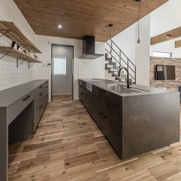 モスグリーンと木目のコントラスト住宅 (キッチン)