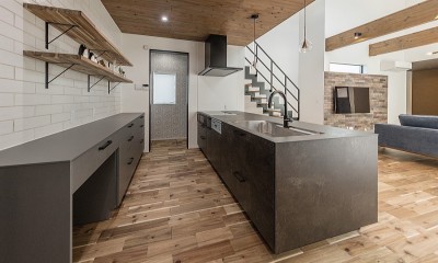 キッチン｜モスグリーンと木目のコントラスト住宅