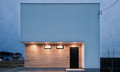 外観(夜景)｜真っ白な塗り壁の家