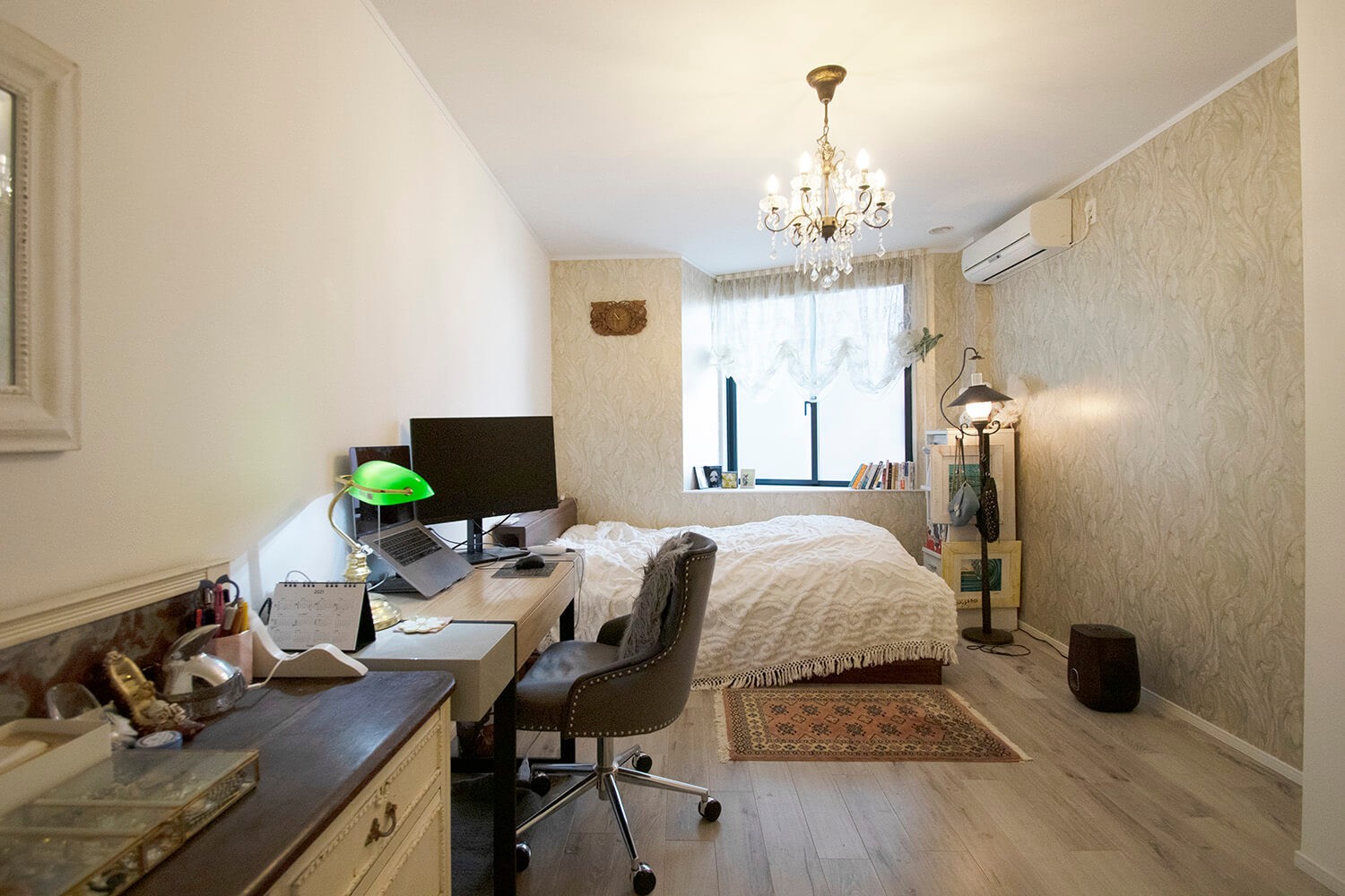 1枚目 居室 モールディングのキッチンと室内窓が映えるフレンチ空間に ベッドルーム事例 Suvaco スバコ