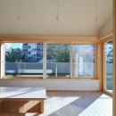 Setagaya NEST〜気持ちの良い場所をシェアする賃貸併用住宅〜の写真 インナーテラスから公園側を見る