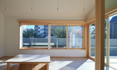 Setagaya NEST〜気持ちの良い場所をシェアする賃貸併用住宅〜 (インナーテラスから公園側を見る)