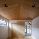 石橋のY邸｜コンパクトながら高さの工夫で伸びやかな空間を持つ住宅の写真 三角天井の寝室