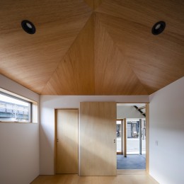 石橋のY邸｜コンパクトながら高さの工夫で伸びやかな空間を持つ住宅-三角天井の寝室