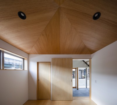 三角天井の寝室 (石橋のY邸｜コンパクトながら高さの工夫で伸びやかな空間を持つ住宅)