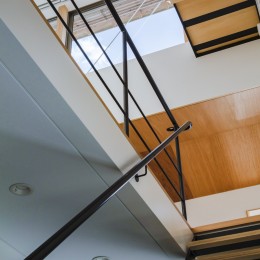 石橋のY邸｜コンパクトながら高さの工夫で伸びやかな空間を持つ住宅 (階段を見上げる)