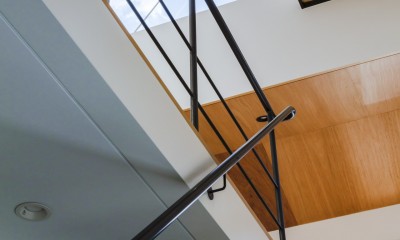 石橋のY邸｜コンパクトながら高さの工夫で伸びやかな空間を持つ住宅 (階段を見上げる)