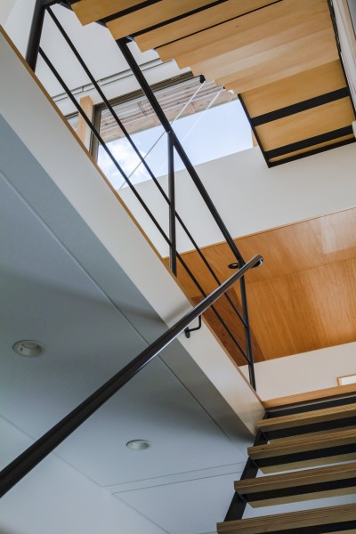 階段を見上げる (石橋のY邸｜コンパクトながら高さの工夫で伸びやかな空間を持つ住宅)