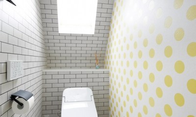ポップな壁紙の組み合わせが楽しいトイレ｜広く明るく風通し良く、お子様をキッチンから見守れる家。だからお家時間が心地いい。
