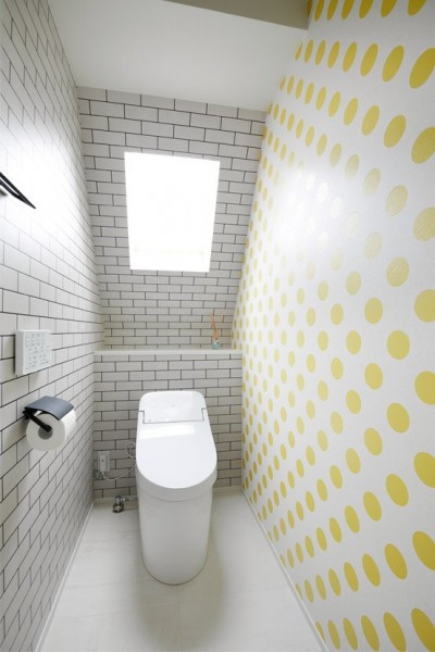 ポップな壁紙の組み合わせが楽しいトイレ (広く明るく風通し良く、お子様をキッチンから見守れる家。だからお家時間が心地いい。)