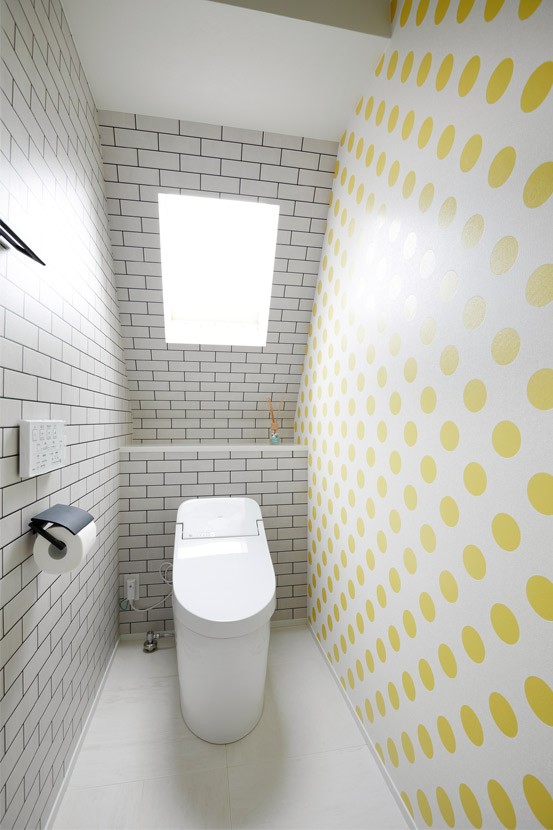 バス/トイレ事例：ポップな壁紙の組み合わせが楽しいトイレ（広く明るく風通し良く、お子様をキッチンから見守れる家。だからお家時間が心地いい。）